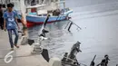 Warga melihat bangkai kapal Zahro yang terlihat hangus di pelabuhan Muara Angke, Jakarta, Selasa (3/1). Kondisi bangkai kapal yang terbakar pada Minggu (1/1) itu telah karam di sekitar dermaga Pelabuhan Kali Adem, Muara Angke. (Liputan6.com/Faizal Fanani)