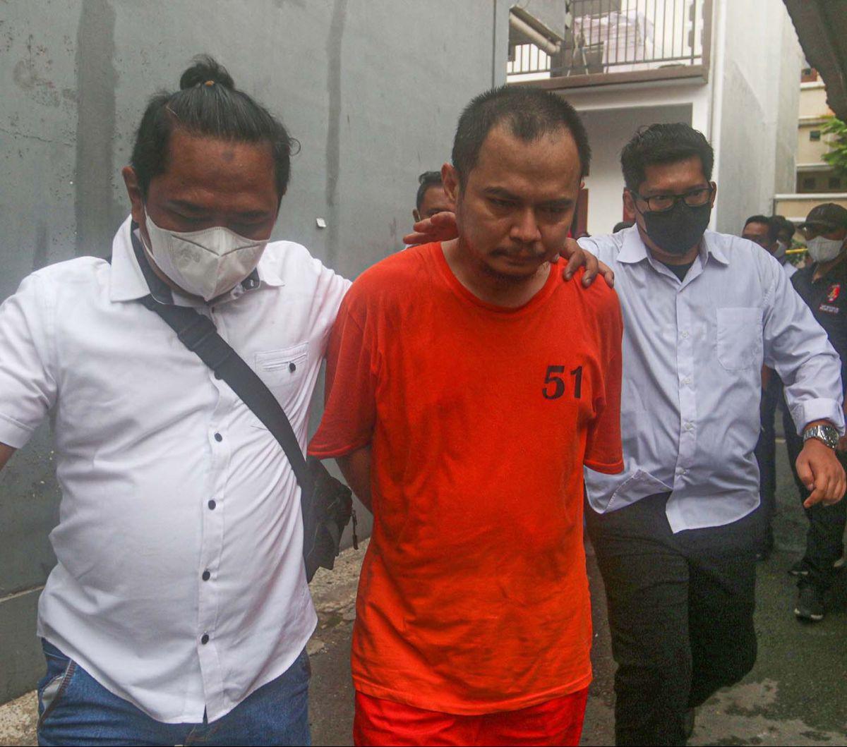 Panca Darmansyah (41), ayah yang juga tersangka pembunuhan empat anaknya di Jagakarsa, saat dihadirkan dalam rekonstruksi, pada Jumat (29/12/2023). Rekonstruksi dilakukan di sebuah kontrakan tempat tinggal keluarga Panca.&nbsp;
