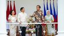 Presiden Indonesia Joko Widodo atau Jokowi (kedua kanan) dan istrinya Iriana (kanan) berbincang dengan Presiden Filipina Ferdinand Marcos Jr (kedua kiri) dan istrinya Madame Louise Araneta Marcos (kiri) saat pertemuan di Istana Kepresidenan Bogor, Bogor, Jawa Barat, Senin (5/9/2022). Ferdinand Marcos Jr adalah putra dari mantan diktator-koruptor Ferdinand Marcos. (AP Photo/Achmad Ibrahim, Pool)