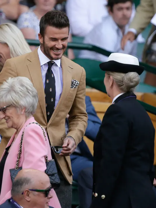 Mantan pesepak bola Inggris, David Beckham tiba untuk menyaksikan babak semifinal Grand Slam Wimbledon di All England Lawn Tennis Club, Kamis (11/7/2019). David Beckham menjadi saksi petenis Rumania Simona Halep lolos ke final usai menang atas Elina Svitolina dari Ukraina 6-1, 6-3. (AP/Tim Ireland)