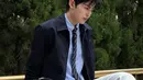 Pond Naravit juga memiliki Dior Archie Bag warns hitam, dipadukan dengan gaya kasual formal dsri atasan kemeja baby blue berdasi dipadukan outer jaket dan celana panjang denim. [@ppnaravit]