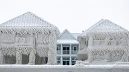 Rumah-rumah tertutup salju menyusul badai musim dingin yang melanda sebagian besar Ontario di sepanjang tepi Danau Erie, dekat Fort Erie, Ontario, Kanada, 27 Desember 2022. Otoritas Kanada memperingatkan warga untuk berlindung di tempat hangat. (Nick Iwanyshyn/The Canadian Press via AP)