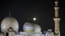 Masjid ini menarik perhatian karena merupakan masjid terbesar di Uni Emirat Arab (UAE) dan salah satu termegah di dunia. (FADEL SENNA/AFP)