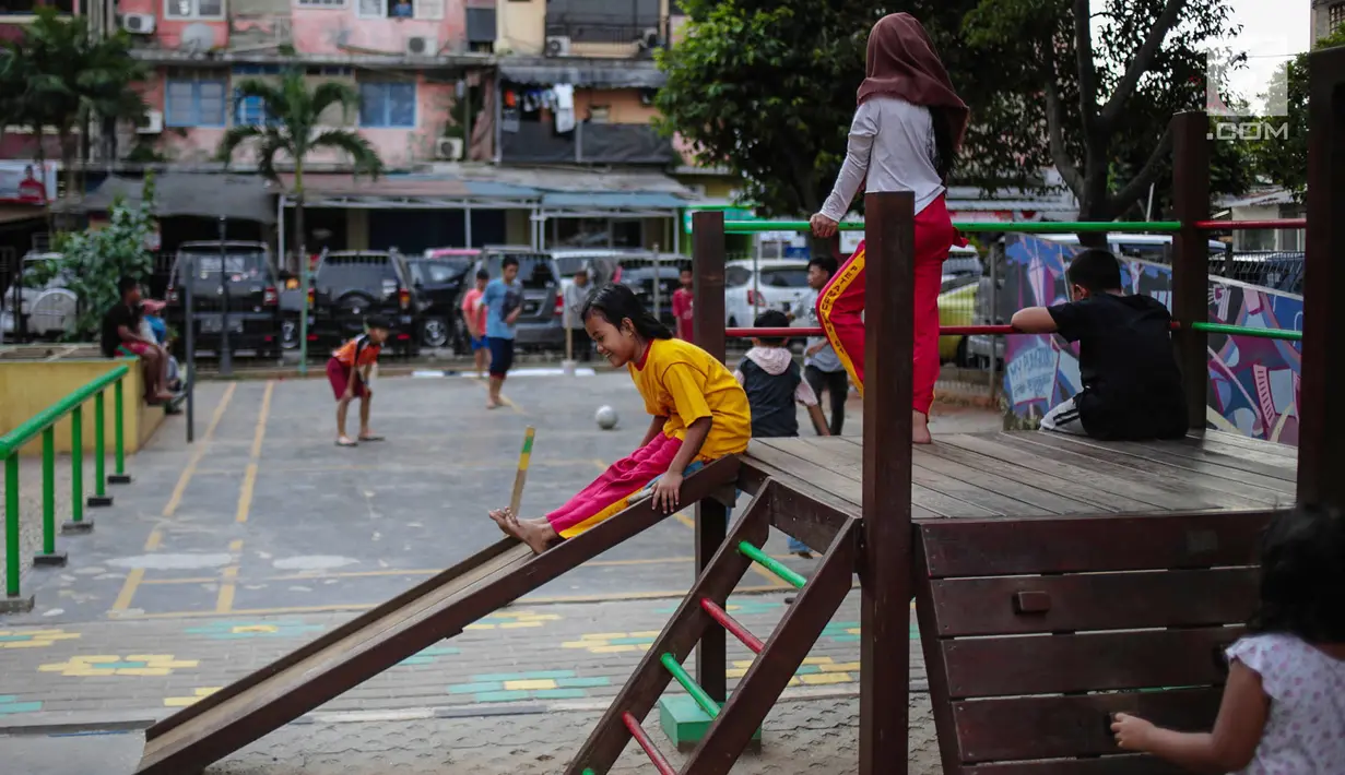 Anak-anak bermain perosotan di Ruang Publik Terbuka Ramah Anak (RPTRA) Rusun Petamburan, Jakarta, Selasa (9/10). Anggaran pembangunan RPTRA yang semula Rp 1,2 miliar kini dipangkas menjadi Rp1 miliar. (Liputan6.com/Faizal Fanani)