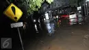 Kendaraan roda empat melintasi jalanan yang tergenang banjir di kawasan Kemang, Jakarta, Minggu (25/9). Hujan deras yang mengguyur sebagian besar kawasan di Jakarta, Minggu malam, membuat wilayah Kemang terendam banjir lagi. (Liputan6.com/Helmi Afandi)