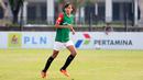 Peserta seleksi Timnas Indonesia U-17 sekaligus putra selebritas Darius Sinathrya, Lionel Nathan Sinathrya saat mengikuti seleksi Timnas Indonesia U-17 untuk Piala Dunia U-17 di Lapangan A, Senayan, Jakarta, Rabu (16/08/2023). (Bola.com/Abdul Aziz)
