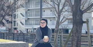Tampil minimalis menjadi kunci ZeeZee Shahab terlihat awet muda. [Foto: Instagram/ Zeezeeshahab]