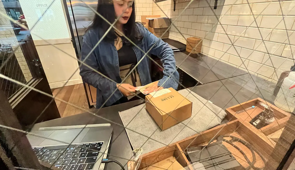 Ingin memberikan kado spesial bagi diri sendiri dan orang terkasih? intip layanan yang satu ini, untuk produk-produk tertentu seperti parfum dapat diberi label dengan tangan dan dipersonalisasi dengan lokasi, tanggal, dan pesan pilihan. Hal ini berfungsi sebagai kenang-kenangan dan mengabadikan momen spesial tersebut. Penasaran? Yuk mampir ke Le Labo Indonesia. [ Foto: Fimela.com]