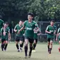 Para pemain Timnas Indonesia U-23 berlari saat mengikuti latihan di Stadion Madya, Jakarta, Kamis (14/3). Latihan ini merupakan persiapan jelang Kualifikasi Piala AFC U-23. (Bola.com/Vitalis Yogi Trisna)