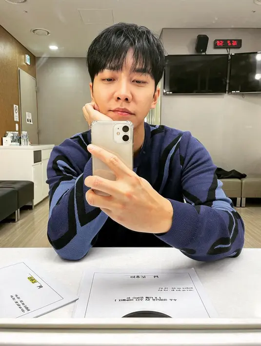 Selain di Korea, Lee Seung Gi juga melakukan debut di Jepang dengan lagu TIME FOR LOVE pada tanggal 6 Maret 2012. (FOTO: instagram.com/leeseunggi.official/)