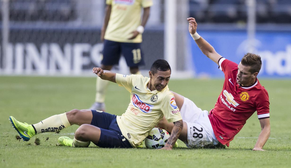 Setelah pindah ke Everton, nomor punggung 28 yang di gunakan Morgan Schneiderlin (kanan) belum ada yang menggunakannya. (AFP/Stephen Brashear)