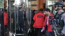 Petugas Bareskrim Mabes Polri menggeledah kantor SKK Migas, Wisma Mulia, Jakarta, Selasa (5/5/2015). Penggeledahan dilakukan terkait kasus korupsi dan pencucian uang hasil penjualan kondensat bagian negara oleh SKK Migas (Liputan6.com/Herman Zakharia)