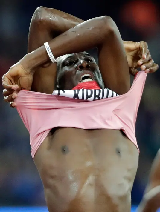 Pelari asal Kenya, Conseslus Kipruto membuka kaus saat merayakan kemenangannya meraih medali emas nomor 3.000 meter halang rintang putra pada hari kelima Kejuaraan Dunia Atletik ke-16 di London, Inggris, 7 Agustus 2017. (AP Photo/David J. Phillip)