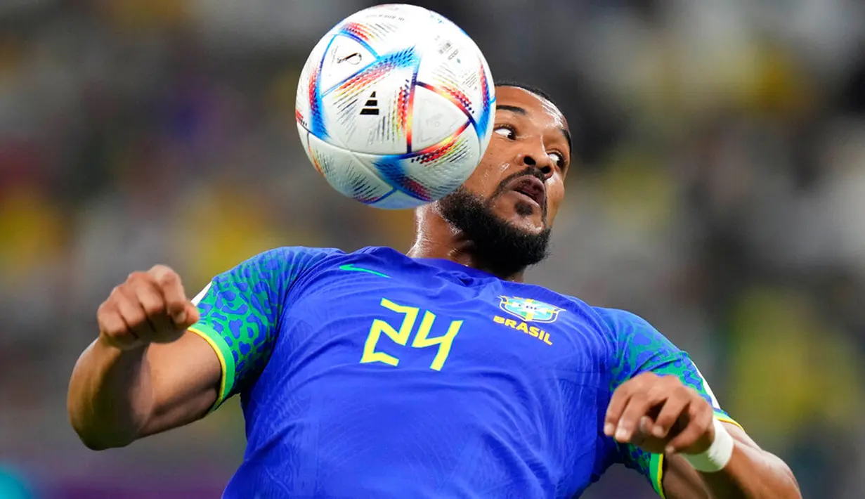Pemain Brasil Bremer mengontrol bola saat melawan Kamerun pada pertandingan sepak bola Grup G Piala Dunia 2022 di Stadion Lusail, Lusail, Qatar, 2 Desember 2022. Kamerun menang 1-0 atas Brasil, namun tetap tak lolos ke babak selanjutnya. (AP Photo/Moises Castillo)