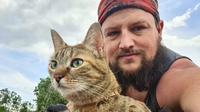 Dean Nicholson unggah kebersamaannya dengan Nala, kucing imut yang selalu mengikutinya (Dok.Instagram/@1bike1world/https://www.instagram.com/p/CA5yewxjNhd/Komarudin)