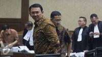 Gubernur DKI Jakarta Basuki Tjahaja Purnama saat menjalani persidangan di Pengadilan Tindak Pidana Korupsi, Jakarta (25/7). Ahok hadir sebagai saksi dalam persidangan kasus suap proyek reklamasi terdakwa mantan dirut APL. (Liputan6.com/Immanuel Antonius)