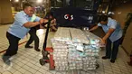 Petugas melakukan kegiatan operasional uang di Kantor Bank Indonesia, Jakarta, (6/6). Bank Indonesia Siapkan pasokan uang tunai Rp160 triliun untuk penuhi kebutuhan likuiditas selama Ramadhan dan Idul Fitri 1437 Hijriah. (Liputan6.com/ Immanuel Antonius)