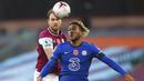 Pemain Chelsea, Reece James, duel udara dengan pemain Burnley, Ashley Barnes, pada laga Liga Inggris di Stadion Turf Moor, Sabtu (31/10/2020). Chelsea menang dengan skor 3-0. (Molly Darlington/Pool via AP)