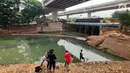 Anak-anak bermain di Sungai Kalimalang, Jakarta Timur, Jumat (5/7/2019). Tingginya suhu udara Ibu Kota akibat musim kemarau menyebabkan anak-anak tersebut berenang di Sungai Kalimalang meski dengan kondisi seadanya. (Liputan6.com/Immanuel Antonius)