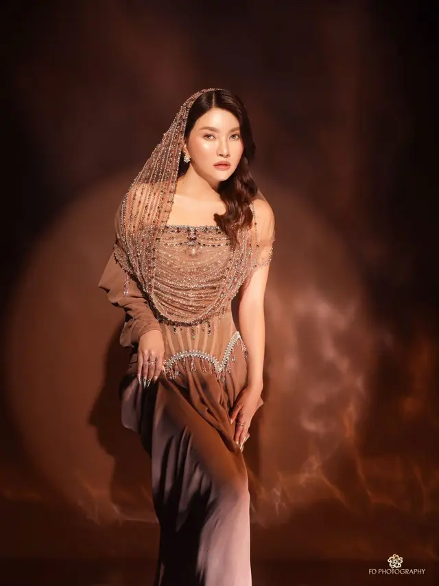 Glowing Maksimal, Sarwendah Tampil Bak Dewi yang Bersinar dengan Gaun Full Payet