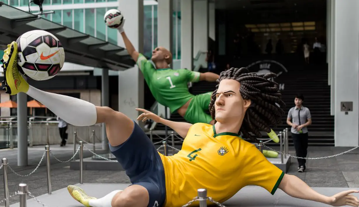 Beberapa patung pemain top dunia berukuran besar dipajang di Hongkong, Rabu (18/6/2014) (AFP Photo/ Philippe Lopez)