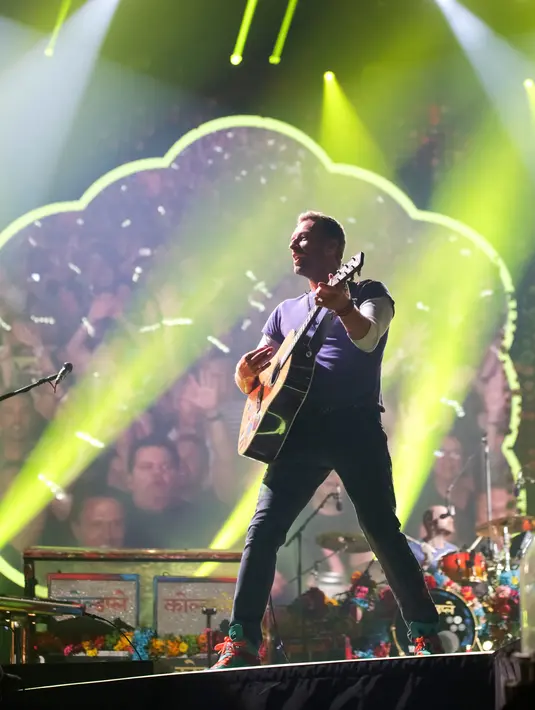 Aksi panggung Vokalis grup band Coldplay, Chris Martin saat menghibur para penonton di Lapangan FedEx di Landover, Md, AS (6/8). (Photo by Brent N. Clarke/Invision/AP)