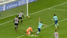 Marc Pugh melakukan selebrasi lebih awal karena menganggap bola tersebut akan masuk. This video is presented by Ballball.