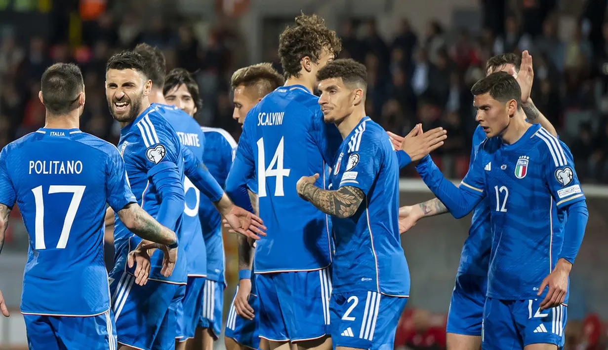 Pemain Italia merayakan gol yang dicetak oleh Matteo Pessina ke gawang Malta pada laga Kualifikasi Euro 2024 Grup C di Ta' Qali National Stadium, Senin (27/3/2023). Berkat hasil ini, Italia berhak naik ke peringkat dua klasemen Grup C dengan poin 3. Di sisi lain, Malta terbenam di dasar klasemen dengan sama sekali belum meraih poin. (AP Photo/Rene Rossignaud)