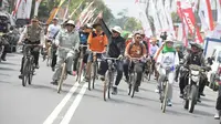 Menpora lambaikan tangan kepada warga di Gowes Pesona Nusantara Blitar (dok: Kemenpora)