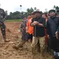 Ridwan Kamil meninjau lokasi longsor Desa Sirnaresmi. (Merdeka.com/Muhammad Genantan Saputra)