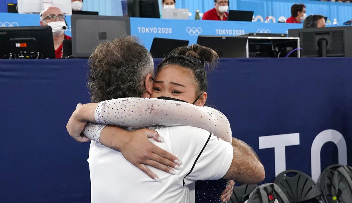 Sunisa Lee tak mampu membendung air mata usai berhasil meraih medali emas Olimpiade Tokyo 2020. Lee mengenang perjuangannya untuk sampai ke Olimpiade 2020 tidaklah mudah. (Foto: AP/Gregory Bull)