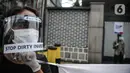 Massa mengenakan pelindung wajah dan masker saat menggelar aksi di depan Kedubes Korea Selatan di Jakarta, Kamis (25/6/2020). Dalam aksinya, mereka meminta Korsel membatalkan rencana pendanan untuk proyek PLTU Jawa 9 dan 10 di Banten yang dinilai merusak lingkungan. (Liputan6.com/Faizal Fanani)