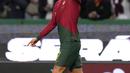 <p>Pemain Timnas Portugal, Cristiano Ronaldo melakukan selebrasi setelah mencetak gol keempat timnya ke gawang Timnas Liechtenstein pada laga Kualifikasi Euro 2024 yang berlangsung di Jose Alvalade, Lisboa, Portugal, Jumat (24/03/2023) dini hari WIB. CR7 berhasil menorehkan rekor baru sebagai pemain dengan torehan caps internasional terbanyak dalam sejarah. Lewat 197 penampilannya bersama Selecao, ia berhasil melewati rekor striker Kuwait, Bader Al-Mutawa yang sebelumnya memimpin dengan 196 caps. (AP Photo/Armando Franca)</p>