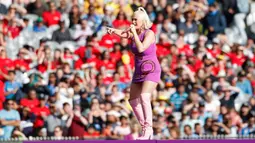 Penampilan penyanyi Katy Perry sebelum dimulainya pertandingan kriket Piala Dunia T20 Perempuan ICC 2020 di Melbourne, Minggu (8/3/2020). Tunangan Orlando Bloom tersebut tampil secara langsung (live) di atas panggung untuk pertama kalinya sejak mengumumkan kehamilannya. (AP/Asanka Ratnayake)