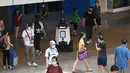 Sebuah robot berpatroli di distrik perbelanjaan dan perumahan selama uji coba oleh Home Team Science and Technology Agency (HTX)  di Singapura, Senin (6/9/2021).  Ini adalah pertama kalinya robot anonim diuji di area publik yang sibuk. (ROSLAN RAHMAN/AFP)