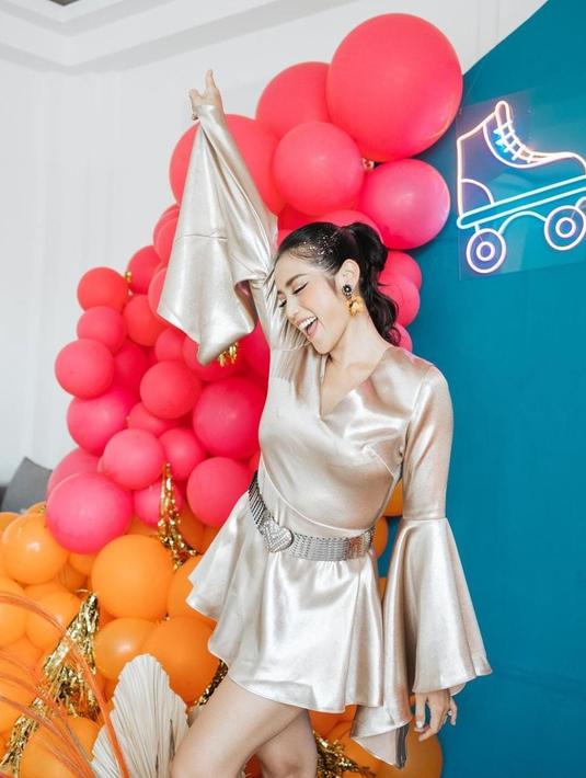 Ini dia potret bahagia Jessica Iskandar saat merayakan hari ulang tahunnya yang ke-35 tahun pada 29 Januari kemarin [instagram/inijedar]