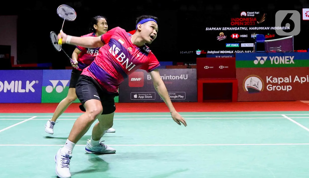 Rinov/Pitha memulai pertandingan di gim pertama dengan buruk.  Sehingga tertinggal jauh 0-6. Merek pun kalah dengan skor 21-11. (Liputan6.com/Herman Zakharia)