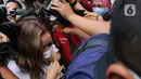 Artis Gisella Anastasia atau Gisel usai memenuhi panggilan polisi terkait kasus penyebaran video syur mirip dirinya di Mapolda Metro Jaya, Jakarta, Selasa (17/11/2020). Gisel hadir untuk memberi keterangan terkait video yang ramai diperbincangkan oleh netizen. (Liputan6.com/ Herman Zakharia)