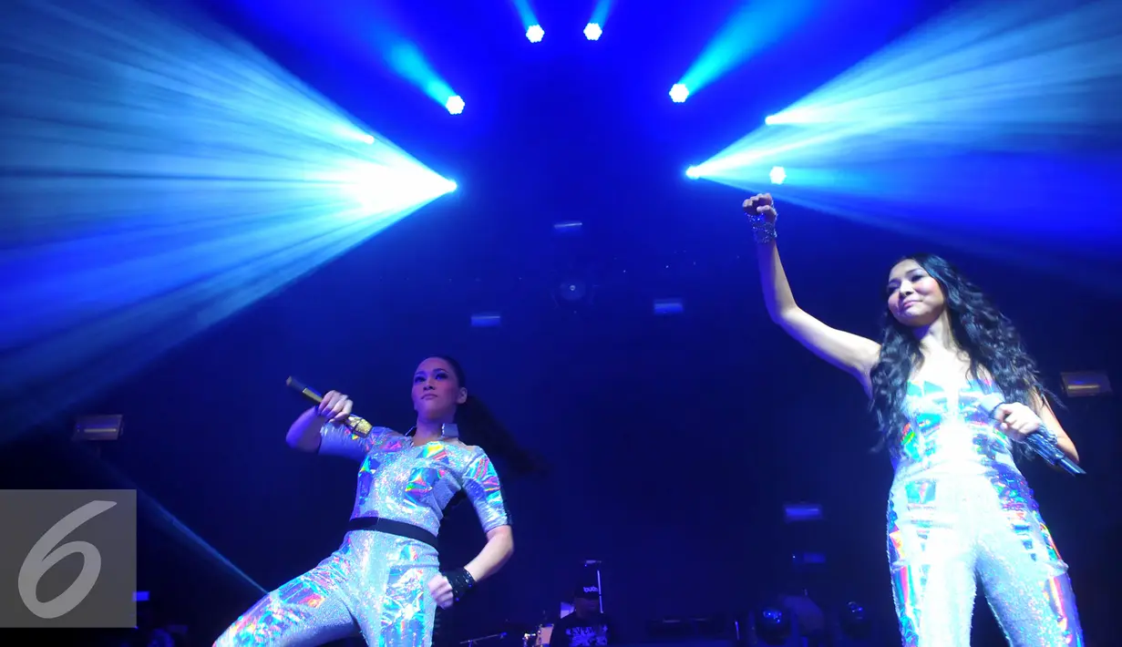 Bunda Maia dan Meichan saat mengguncang Stage Empire Colosseum Jakarta, Jumat  (30/10/15) dini hari. (Liputan6.com/Faisal R Syam)