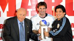 (11/11/2009) - Pelatih Argentina, Diego Maradona (kanan) berfoto bersama Lionel Messi dan legenda sepakbola Argentina dan Real Madrid, Alfredo Di Stefano dalam acara penyerahan penghargaan pemain terbaik musim 2008/2009 versi Marca di Madrid. (AFP/Javier Soriano)