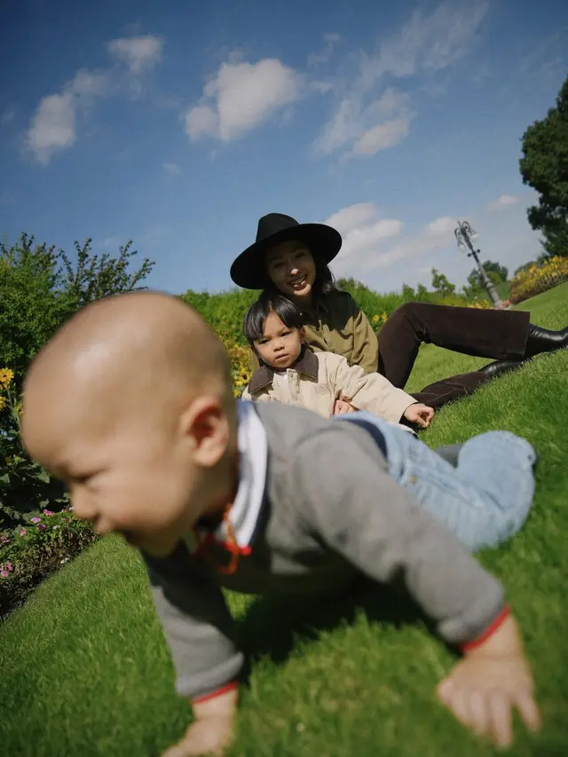 Bentuk Core Memory Anak, Nikita Willy dan Indra Priawan Kompak Ajak Anak Berpetualang di Zootopia dengan Busana Earth Tone