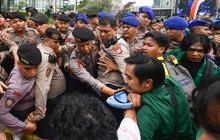 Aksi Mahasiswa di Thamrin Diwarnai Saling Dorong