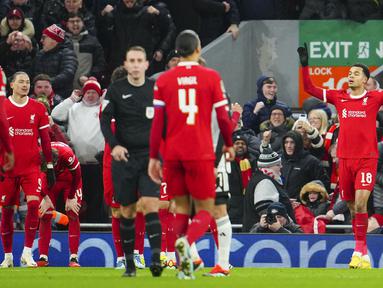 Liverpool sukses membungkam Fulham 2-1 pada laga leg pertama babak semifinal Carabao Cup 2023/2024 di Anfield Stadium, Liverpool, Kamis (11/1/2024) dini hari WIB. Sempat tertinggal lewat gol Willian pada menit ke-19, Liverpool bangkit di babak kedua dengan mencetak dua gol lewat Curtis Jones (68') dan Cody Gakpo (71'). Dengan hasil ini Liverpool telah menjejakkan satu kakinya ke babak final. Leg kedua yang akan digelar di kandang Fulham akan berlangsung pada 25 Januari mendatang. (AP Photo/Jon Super)