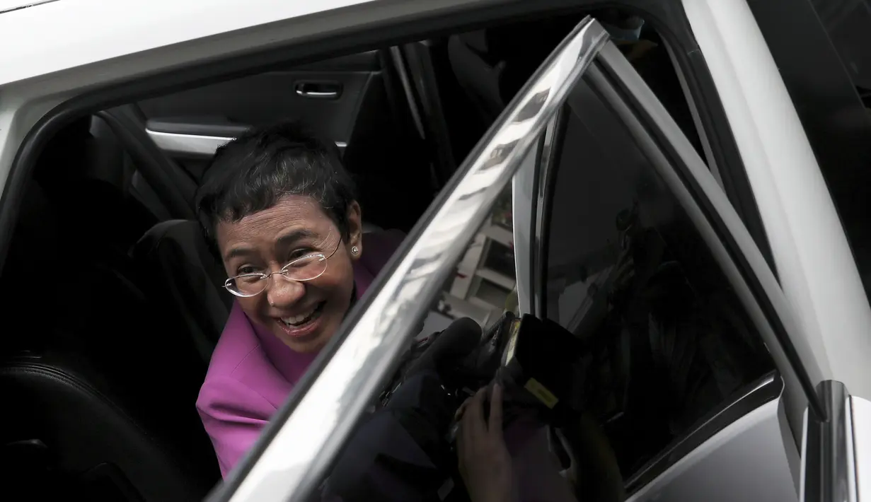 Wartawan Filipina Maria Ressa, salah satu pemenang Hadiah Nobel Perdamaian 2021 dan CEO Rappler, meninggalkan gedung Pengadilan Banding Pajak setelah keputusan pengadilan di Quezon City, Rabu (18/1/2023). Ressa dan Muratov dianugerahi Nobel 2021 atas upaya mereka untuk menjaga kebebasan berekspresi. (AP Photo/Basilio Sepe)