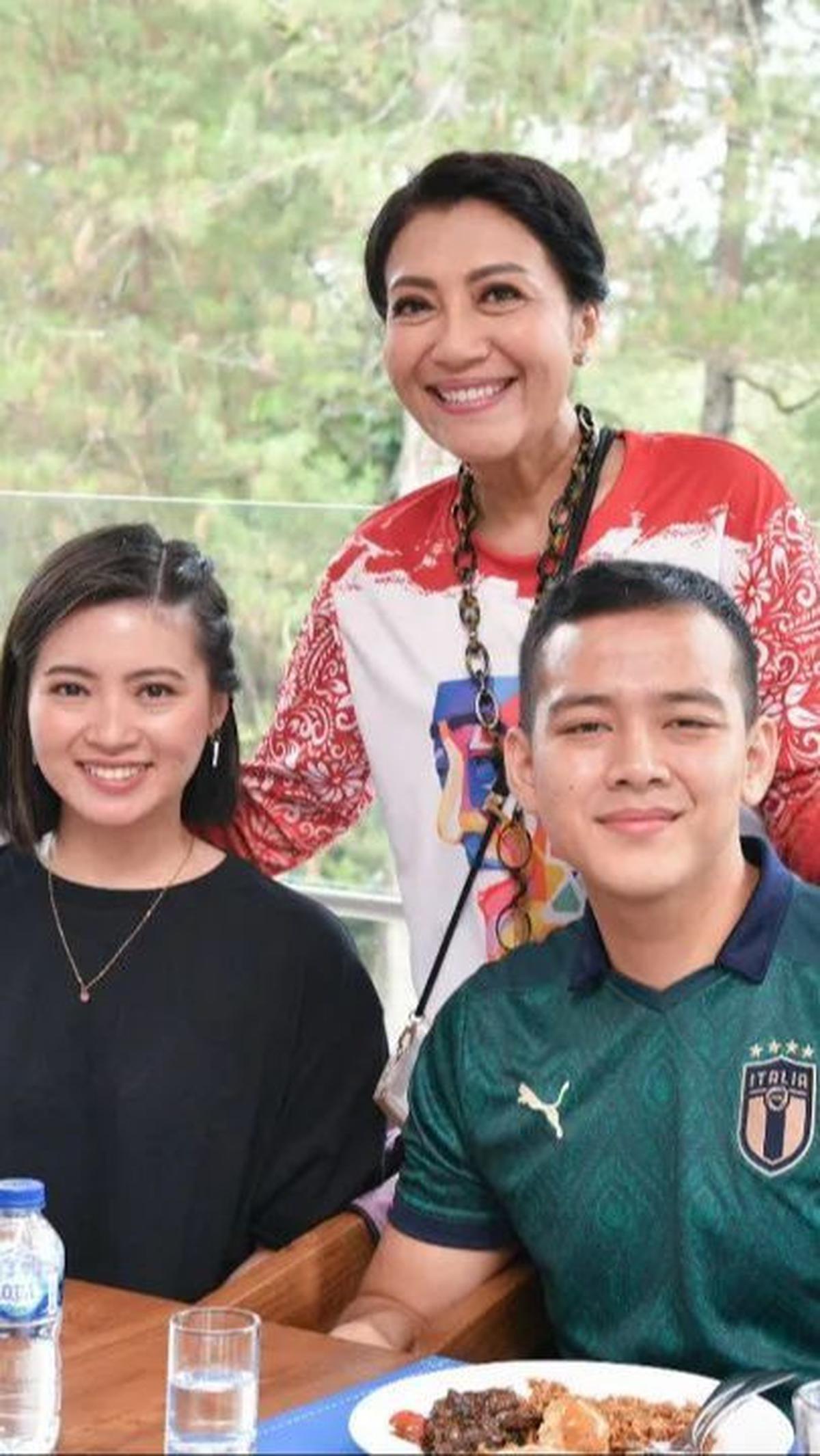 Di salah satu foto liburan keluarga Andika Perkasa, terlihat Hetty Andika Perkasa tengah merangkul Angela dan Hafiz yang duduk bersebelahan.<br>