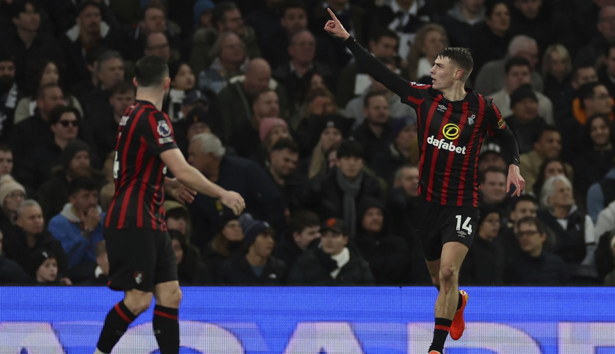 Selebrasi gelandang Bournemouth, Alex Scott setelah mencetak gol ke gawang Tottenham Hotspur pada laga pekan ke-20 Liga Inggris 2023/2024 di Tottenham Hotspur Stadium, London, Minggu (31/12/2023). (AP Photo/Ian Walton)