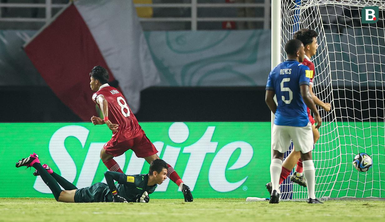 Timnas Indonesia U-17 mengawali langkah di Piala Dunia U-17 2023 dengan menahan imbang tim favorit di Grup A, Timnas Ekuador U-17 dengan skor 1-1 dalam laga yang berlangsung Stadion Gelora Bung Tomo, Surabaya, Jumat (10/11/2023) malam WIB. Garuda Muda sempat unggul terlebih dahulu lewat gol Arkhan Kaka pada menit ke-22. Hanya butuh enam menit bagi Timnas Ekuador U-17 untuk menyamakan skor 1-1 melalui gol Allen Obando. Penampilan cemerlang kiper Timnas Indonesia U-17, Ikram Algiffari mampu menggagalkan beberapa peluang matang Timnas Ekuador U-17 hingga akhir laga. (Bola.com/Bagaskara Lazuardi)