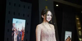 Syifa Hadju tampil dengan kebaya bernuansa nude. Model kutu baru tampak mewah dengan paduan kain batik. [Foto: Instagram/ Syifa Hadju]