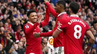 Jadon Sancho, Marcus Rashford, dan Bruno Fernandes melakukan selebrasi setelah merobek gawang Leicester City dalam lanjutan Liga Inggris 2022/2023 di Old Trafford, Minggu (19/2/2023) malam WIB. (AP Photo/Dave Thompson)