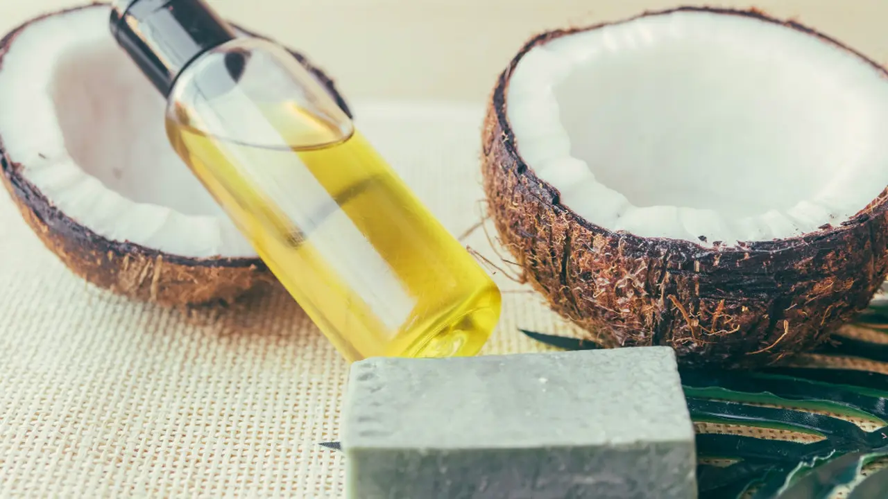 4. Gunakan Minyak Alami seperti Coconut Oil
